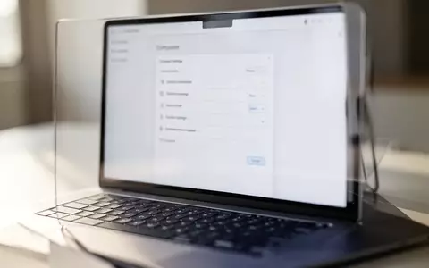 Nahaufnahme eines modernen Laptops auf einem Schreibtisch bei natürlichem Licht, Fokus auf die Hardware und Systemumgebung. - Foto: über boerse-global.de