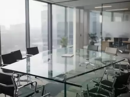 Moderner, minimalistischer Konferenzraum in einem Bürogebäude mit natürlichem Lichteinfall und professioneller Atmosphäre. - Foto: über boerse-global.de