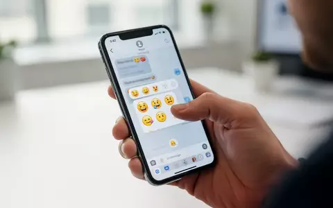 Eine Person hält ein Smartphone in der Hand und wählt in einem Menü Emojis für Chat-Reaktionen aus. - Foto: über boerse-global.de