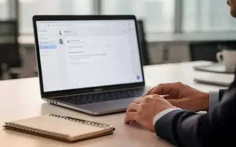 Ein moderner Büroarbeitsplatz mit einem Laptop im Hintergrund, der eine E-Mail-Oberfläche zeigt, aufgenommen in natürlichem Licht. - Foto: über boerse-global.de
