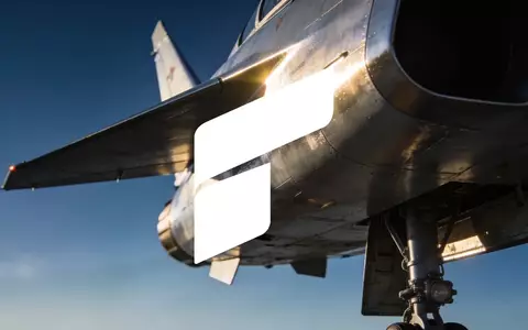 Abstrakte Darstellung moderner Verteidigungstechnologie und Luftfahrttechnik bei goldenem Sonnenlicht. - Foto: über boerse-global.de