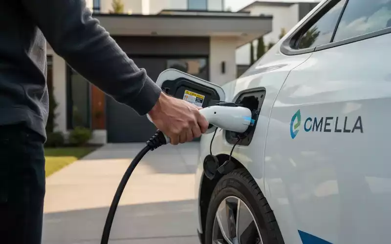 Person beim Aufladen eines Elektro-Dienstwagens an einer Wallbox im privaten Bereich. - Foto: über boerse-global.de