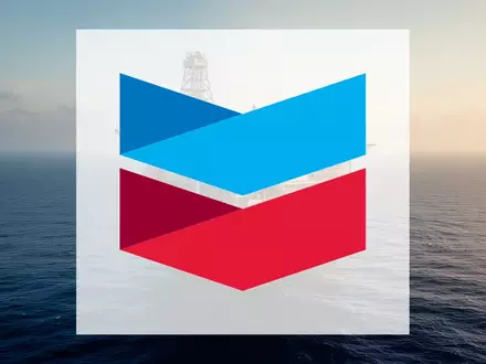 Moderne Offshore-Ölplattform im offenen Meer während des Sonnenuntergangs als Symbol für die Energieexploration. - Foto: über boerse-global.de