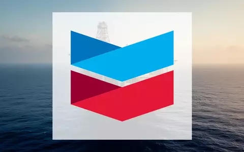 Moderne Offshore-Ölplattform im offenen Meer während des Sonnenuntergangs als Symbol für die Energieexploration. - Foto: über boerse-global.de