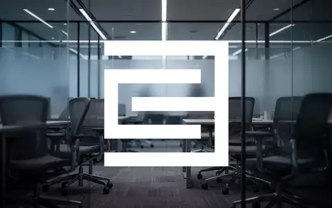 Leeres, modernes Büro mit gedimmter Beleuchtung als Symbol für unternehmerische Umstrukturierung und Stellenabbau. - Foto: über boerse-global.de