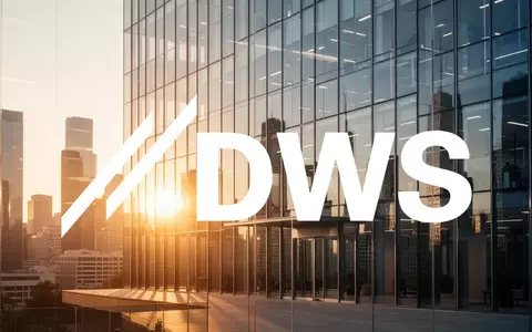 Moderne Glasfassade eines Bürogebäudes bei Sonnenuntergang als Symbol für institutionelle Partnerschaften. - Foto: über boerse-global.de