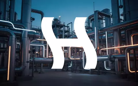 Moderne industrielle Wasserstoff-Elektrolyseanlage in einer nächtlichen, technologisch anmutenden Umgebung. - Foto: über boerse-global.de