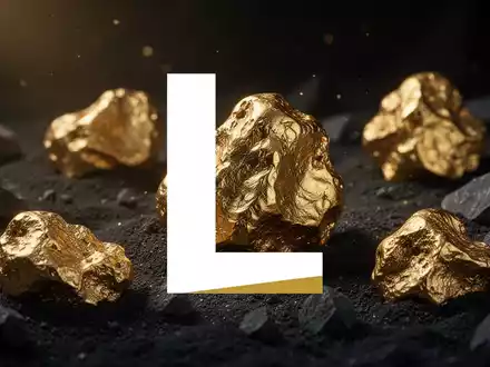 Nahaufnahme von Goldnuggets auf dunklem, strukturiertem Untergrund als Symbol für Bergbau und finanzielle Stabilität. - Foto: über boerse-global.de