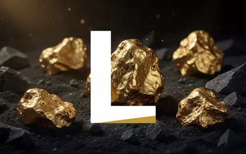 Nahaufnahme von Goldnuggets auf dunklem, strukturiertem Untergrund als Symbol für Bergbau und finanzielle Stabilität. - Foto: über boerse-global.de