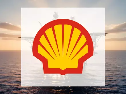 Moderne Offshore-Ölplattform bei Sonnenaufgang über dem Ozean als Symbol für Energieinvestitionen. - Foto: über boerse-global.de