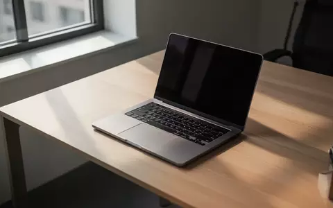 Ein minimalistischer Arbeitsplatz mit einem modernen Laptop auf einem Holztisch bei natürlichem Tageslicht. - Foto: über boerse-global.de