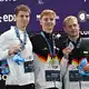 Johannes Liebmann (M) und Oliver Klemet (r) sind Konkurrenten und Freunde. - Bild: Emma Da Silva/AP/dpa