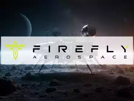 Eine futuristische Raumsonde auf der Oberfläche eines fremden Planeten vor einem leuchtenden Horizont. - Foto: über boerse-global.de