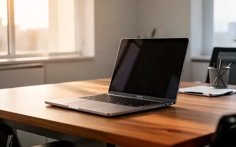 Ein moderner, aufgeräumter Büroarbeitsplatz mit einem Laptop auf einem Holztisch bei natürlichem Tageslicht. - Foto: über boerse-global.de