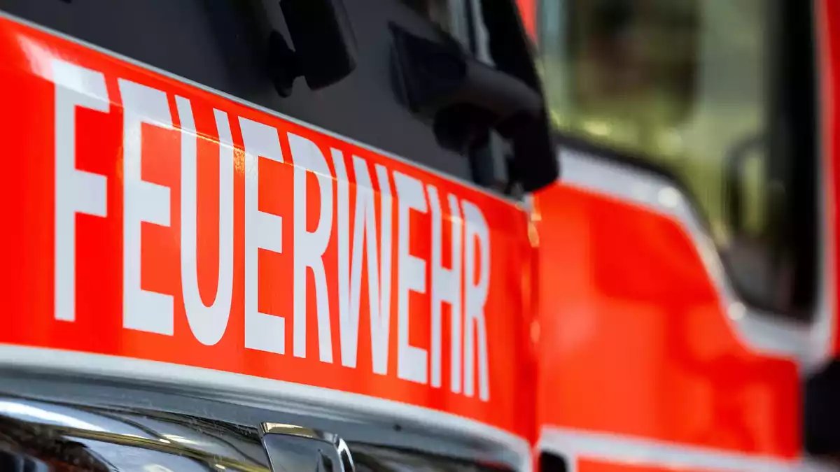 Das Feuer breite sich aktuell weiter aus. (Symbolbild) - Bild: Soeren Stache/dpa