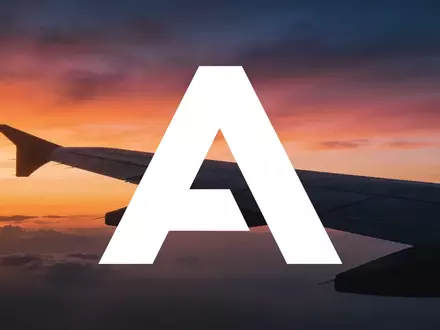 Silhouette eines modernen Verkehrsflugzeugs vor einem dramatischen Sonnenuntergang, symbolisch für die Luftfahrtindustrie. - Foto: über boerse-global.de