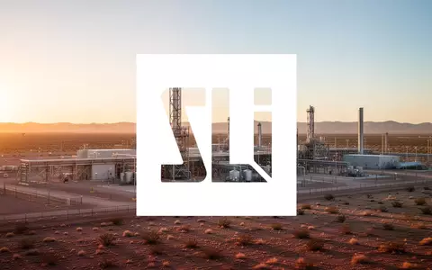 Moderne Lithium-Extraktionsanlage in einer texanischen Wüstenlandschaft bei Sonnenuntergang. - Foto: über boerse-global.de