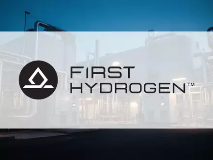 Industrielle Wasserstoffanlage in einer düsteren, atmosphärischen Lichtstimmung. - Foto: über boerse-global.de