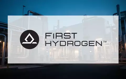 Industrielle Wasserstoffanlage in einer düsteren, atmosphärischen Lichtstimmung. - Foto: über boerse-global.de