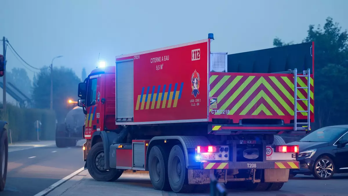 Einsatzfahrzeuge der belgischen Feuerwehr fahren durch die Stadt Sourbrodt.  - Bild: Thomas Banneyer/dpa