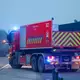 Einsatzfahrzeuge der belgischen Feuerwehr fahren durch die Stadt Sourbrodt.  - Bild: Thomas Banneyer/dpa