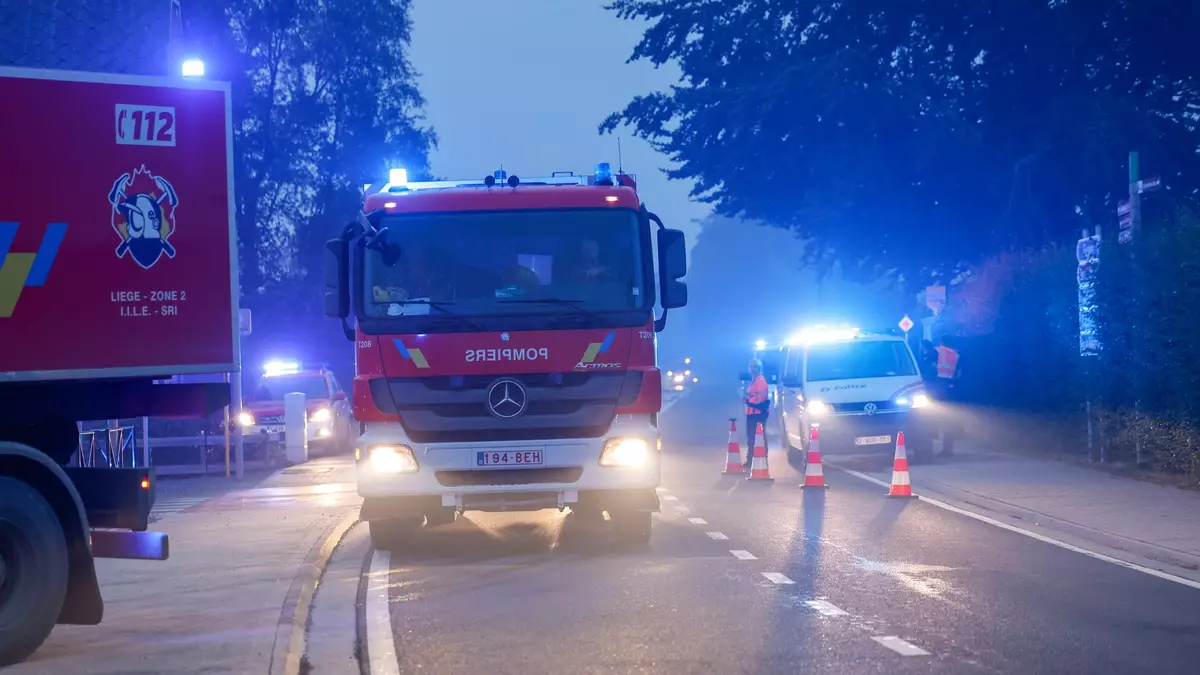 Einsatzfahrzeuge der belgischen Feuerwehr fahren durch die Stadt Sourbrodt. - Bild: Thomas Banneyer/dpa