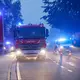 Einsatzfahrzeuge der belgischen Feuerwehr fahren durch die Stadt Sourbrodt. - Bild: Thomas Banneyer/dpa