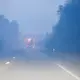 Ein durch den Qualm des Feuers verrauchte Straße bei der Stadt Sourbrodt. - Bild: Thomas Banneyer/dpa