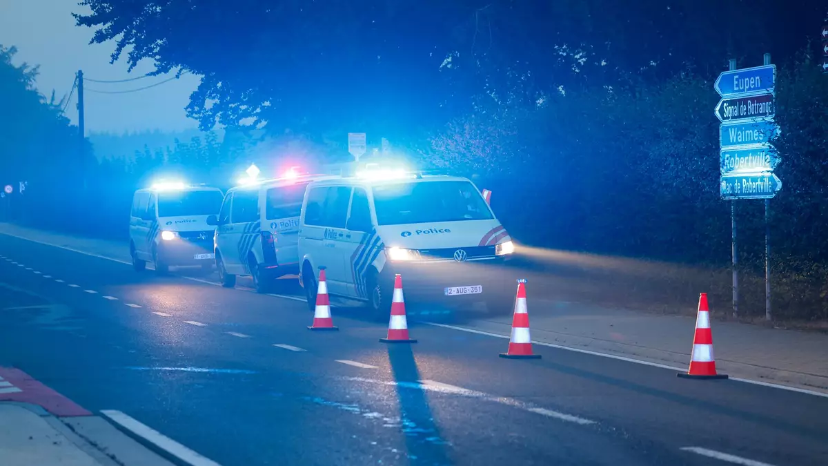 Ein Einsatzfahrzeug der belgischen Polizei kontrolliert den Verkehr in der evakuierten  Stadt Sourbrodt. - Bild: Thomas Banneyer/dpa