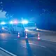 Ein Einsatzfahrzeug der belgischen Polizei kontrolliert den Verkehr in der evakuierten  Stadt Sourbrodt. - Bild: Thomas Banneyer/dpa