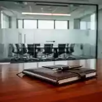 Ein minimalistisch eingerichteter Konferenzraum in einem modernen Bürogebäude bei Tageslicht. - Foto: über boerse-global.de