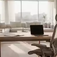 Ein moderner, aufgeräumter Homeoffice-Arbeitsplatz mit Laptop und ergonomischem Stuhl in einem hellen, lichtdurchfluteten Raum. - Foto: über boerse-global.de