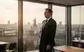 Ein Politiker blickt in einem sonnendurchfluteten Büro auf eine sommerliche Stadtlandschaft bei extremer Hitze. - Foto: über boerse-global.de