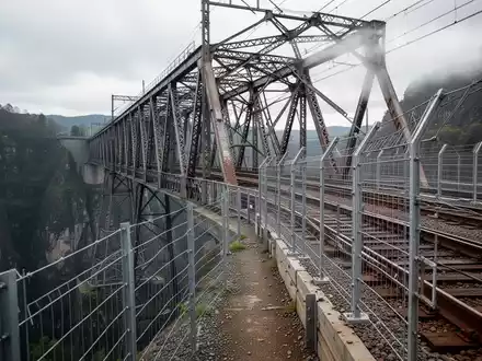 Sicherheitszaun an der Müngstener Brücke als Teil der baulichen Suizidprävention. - Foto: über boerse-global.de