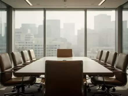 Ein leerer, moderner Konferenzraum in einem Bürogebäude mit Glasfront und Blick auf eine Stadt bei Tageslicht. - Foto: über boerse-global.de
