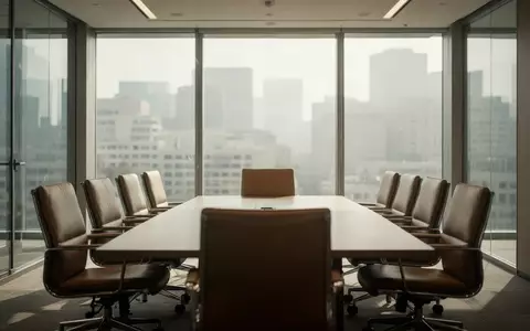 Ein leerer, moderner Konferenzraum in einem Bürogebäude mit Glasfront und Blick auf eine Stadt bei Tageslicht. - Foto: über boerse-global.de