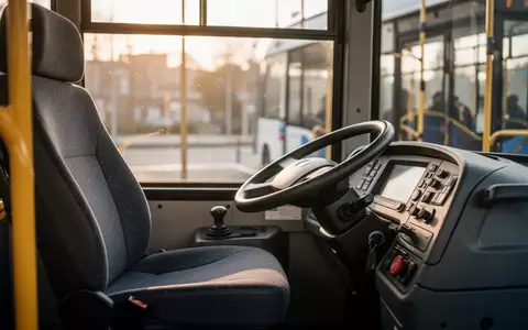 Leerer Fahrersitz in einem modernen Linienbus mit Blick auf das Armaturenbrett bei natürlichem Lichteinfall. - Foto: über boerse-global.de