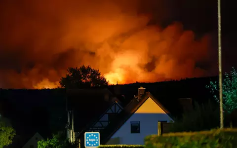 In der Nacht waren die Flammen im Hohen Venn von Monschau aus zu sehen. - Foto: Thomas Banneyer/dpa
