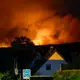 In der Nacht waren die Flammen im Hohen Venn von Monschau aus zu sehen. - Bild: Thomas Banneyer/dpa