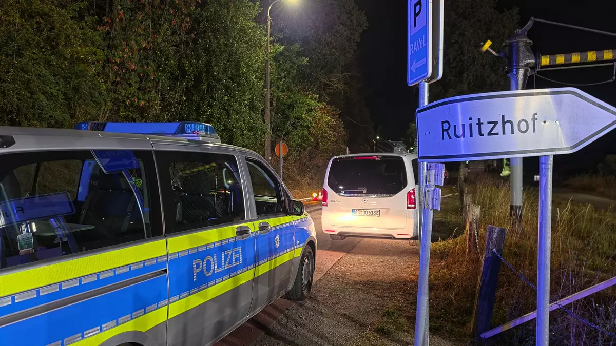 Etwa 30 Menschen mussten in der Nacht evakuiert werden. - Bild: Kevin Schößler/dpa