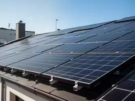 Moderne Photovoltaikanlage auf einem Hausdach bei hellem Tageslicht. - Foto: über boerse-global.de