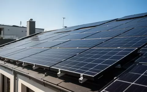 Moderne Photovoltaikanlage auf einem Hausdach bei hellem Tageslicht. - Foto: über boerse-global.de