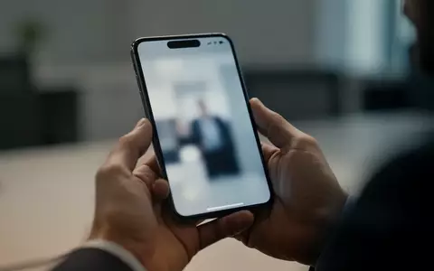 Nahaufnahme einer Person, die ein Smartphone in den Händen hält, während der Bildschirm unscharf im Hintergrund liegt. - Foto: über boerse-global.de