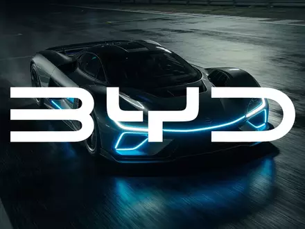 Ein schnelles Elektroauto auf einer dunklen Rennstrecke bei Nacht, symbolisiert Innovation und automobilen Fortschritt. - Foto: über boerse-global.de