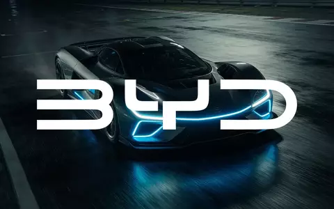 Ein schnelles Elektroauto auf einer dunklen Rennstrecke bei Nacht, symbolisiert Innovation und automobilen Fortschritt. - Foto: über boerse-global.de