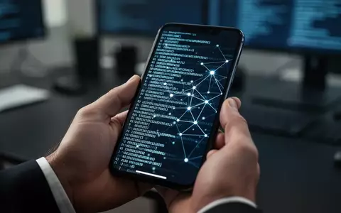 Ein Smartphone in Händen, das abstrakte Netzwerkknoten und Binärcode anzeigt, als Symbol für WebKit-Sicherheitsanalysen. - Foto: über boerse-global.de