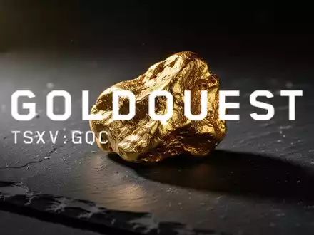 Ein roher Goldnugget auf einer dunklen, texturierten Oberfläche, der an den Rohstoffmarkt erinnert. - Foto: über boerse-global.de