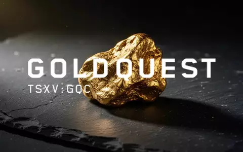Ein roher Goldnugget auf einer dunklen, texturierten Oberfläche, der an den Rohstoffmarkt erinnert. - Foto: über boerse-global.de