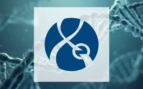 Abstrakte Darstellung einer DNA-Helix in einem hochmodernen, klinischen Laborumfeld mit kühler Beleuchtung. - Foto: über boerse-global.de