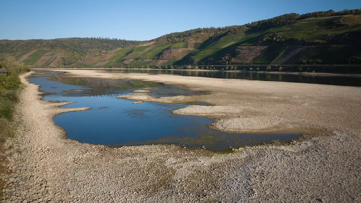 Das Niedrigwasser treibt die Transportkosten nach oben - auch am Bau - Bild: Thomas Frey/dpa